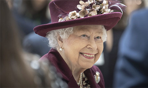 Queen, 95, gives greedy pollies a lesson in serving